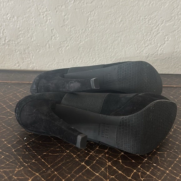 Stuart Weitzman heeled bootie size: 8M - Picture 5 of 5
